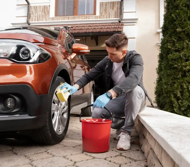 Lavage auto à domicile Saint-Affrique-les-Montagnes : professionnel intervenant sur un véhicule